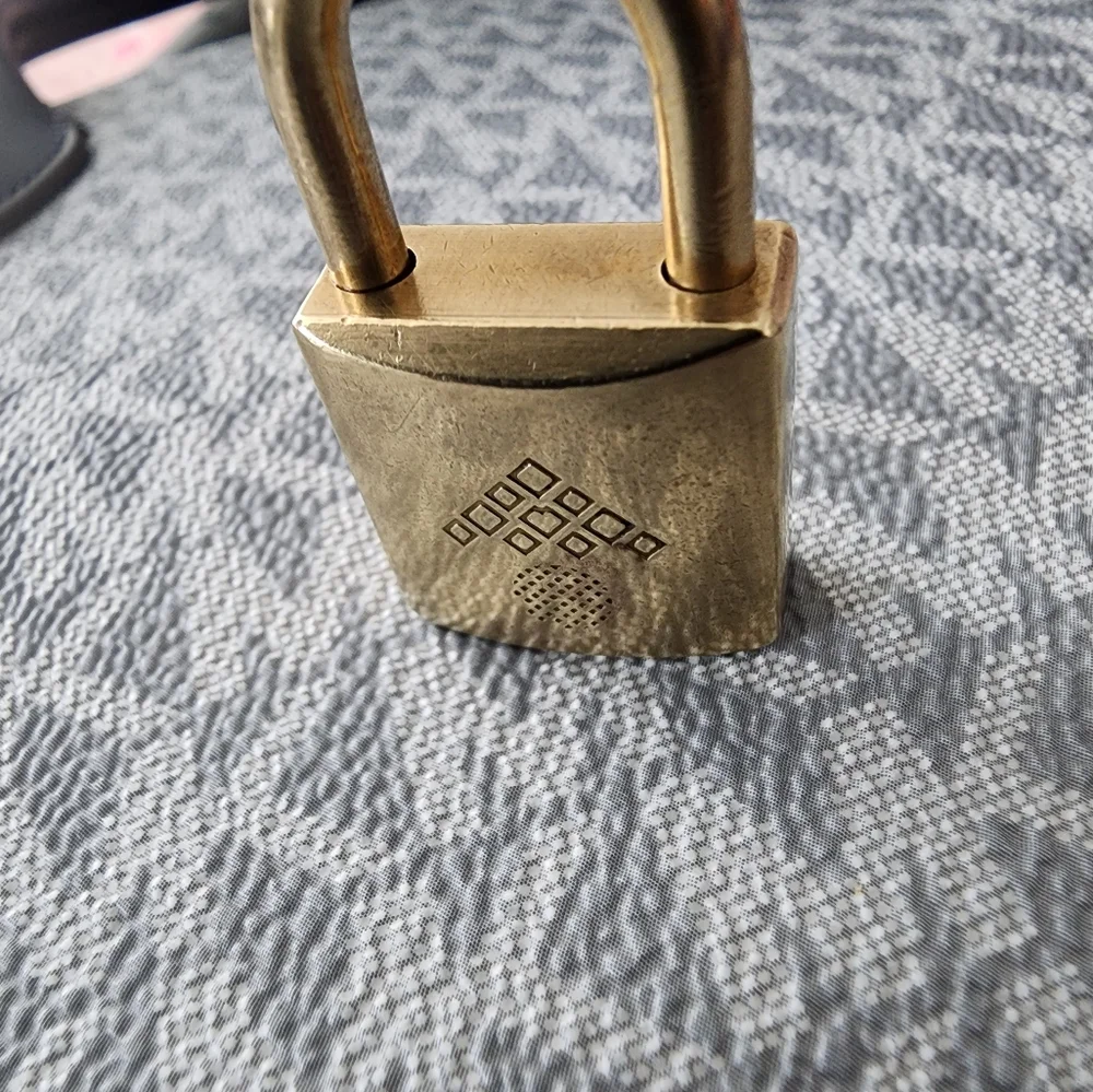 BOTTEGA VENETA Padlock with 2 Keys - Picture 6 of 7